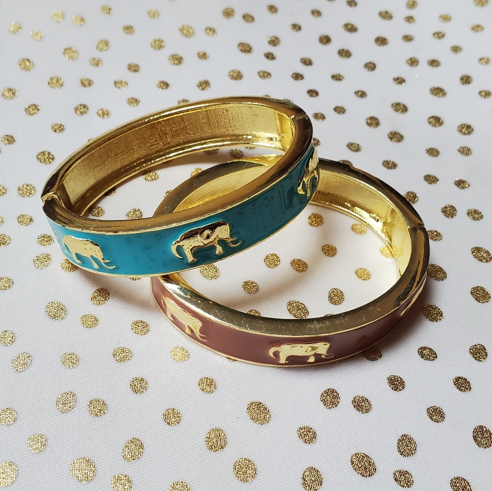 Set of 2 bangle bracelets.